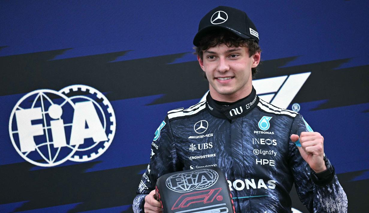 Raihan ini menyempurnakan penampian tim Mercedes AMG Petronas di sesi kualifikasi Formula 1 GP Jepang 2026. Tampak dalam foto, pembalap Mercedes AMG Petronas asal Italia, Kimi Antonelli, berpose dengan penghargaan pole position setelah sesi kualifikasi Formula 1 GP Jepang 2026 di Sirkuit Suzuka, pada Sabtu (28/3/2026). (Philip FONG/AFP)
