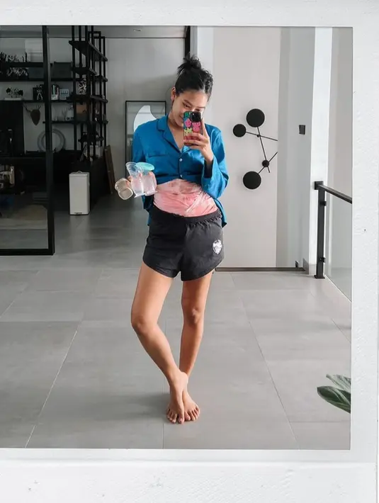 Dirinya juga turut mengungkapkan beberapa kebiasaan baru sejak memiliki anak. Salah satunya ialah memakai piyama yang tak selaras sembari memompa asi. (Liputan6.com/IG/@alikaislamadina)