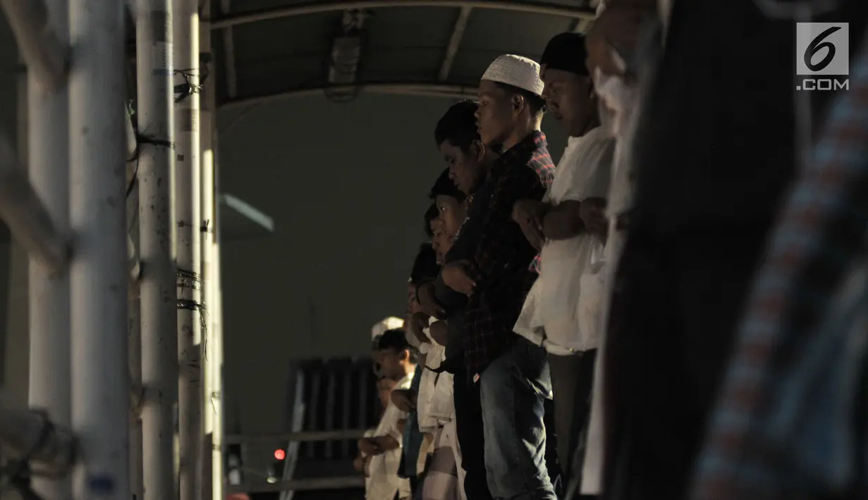 Jemaah melaksanakan salat tarawih di atas Jembatan Penyebrangan Orang (JPO) Mushola Mifhtaul Jannah di Kawasan Pasar Gembrong, Jakarta, 5 Mei 2019. JPO yang biasa digunakan untuk akses menyeberang mendadak jadi area ibadah salat tarawih pada bulan suci Ramadan 1440 H. (merdeka.com/Iqbal S. Nugroho)