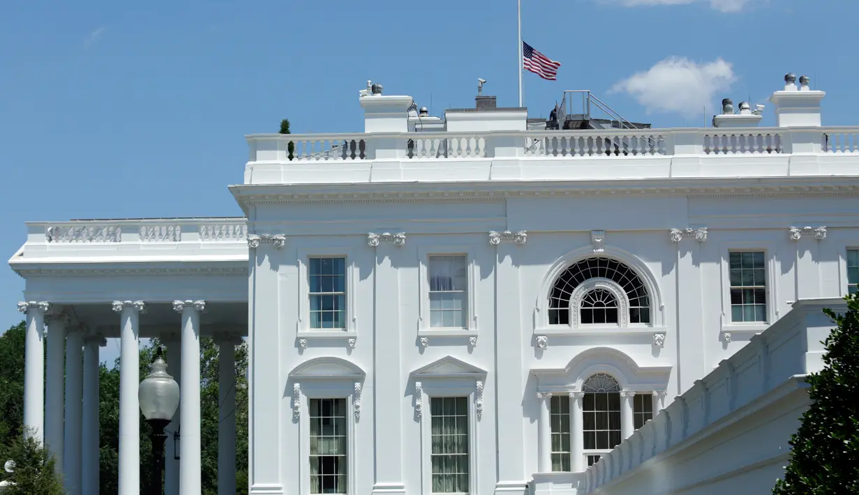 Pemandangan bendera setengah tiang di Gedung Putih, Washington DC, sebagai tanda berduka atas penembakan brutal klub gay Pulse di Kota Orlando, Florida, Amerika Serikat (AS), Minggu (12/6). (AFP PHOTO/Yuri GRIPAS)