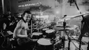 Ray Prasetya memperlihatkan aksi panggungnya saat bermain di dalam ruangan. Mantan personel Super Idola Band ini membuka bajunya. (Foto: Instagram/@rayprasetya22)