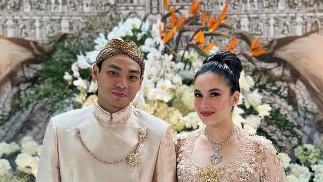 Potret Chelsea Islan Resmi Dilamar Rob Clinton, Tampil Anggun Berbalut Kebaya Jawa