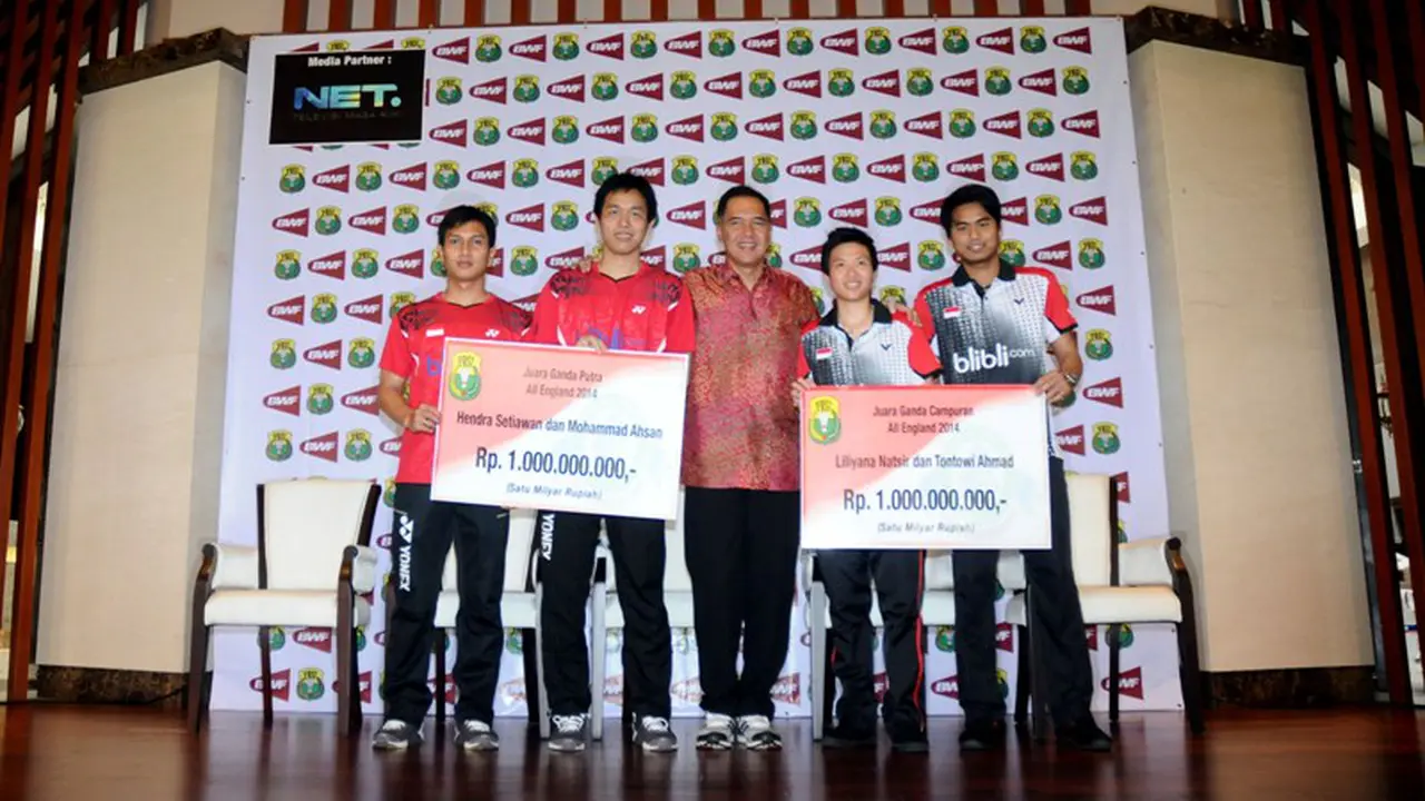 Penyerahan Hadiah All England