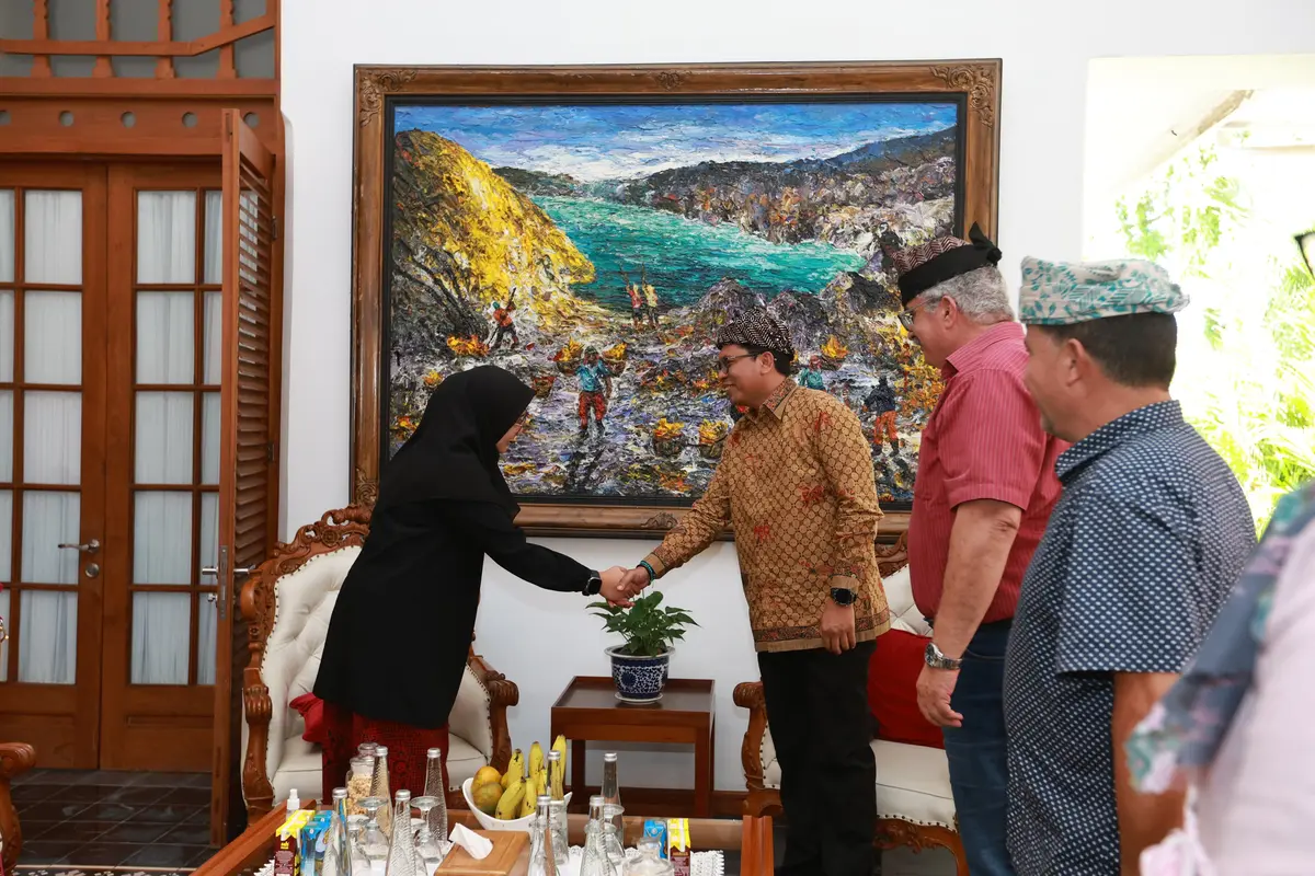 Duta Besar Tunisia untuk Indonesia, Zuhairi Misrawi (baju batik) bertemu bupati Banyuwangi Ipuk Fiestiandani di Pendopo Saba Swagata Blambangan (Istimewa)