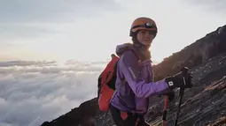Dalam beberapa kesempatan, wanita yang dikabarkan tengah dekat dengan Nino Ran ini mendaki sejumlah gunung di Tanah Air, seperti Gunung Prau, Merapi, Merbabu dan Semeru. Ini potret Della saat berada di puncak gunung Semeru lengkap dengan peralatan mendakinya. (Liputan6.com/IG/delladartyan)
