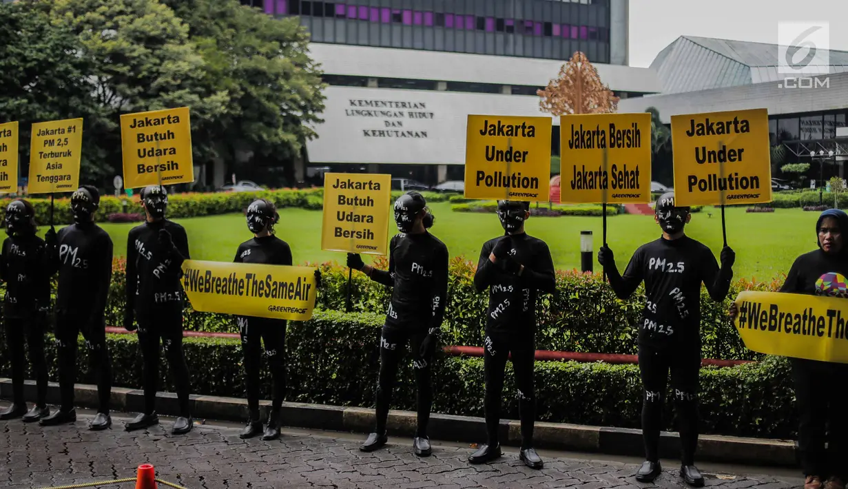 Aktivis Greenpeace melakukan aksi teatrikal terkait kualitas udara Jakarta di Kementerian Lingkungan Hidup, Selasa (5/3). Greenpeace mengungkapkan Jakarta menjadi peringkat satu  di Asia Tenggara untuk kualitas udara terburuk. (Liputan6.com/Faizal Fanani)