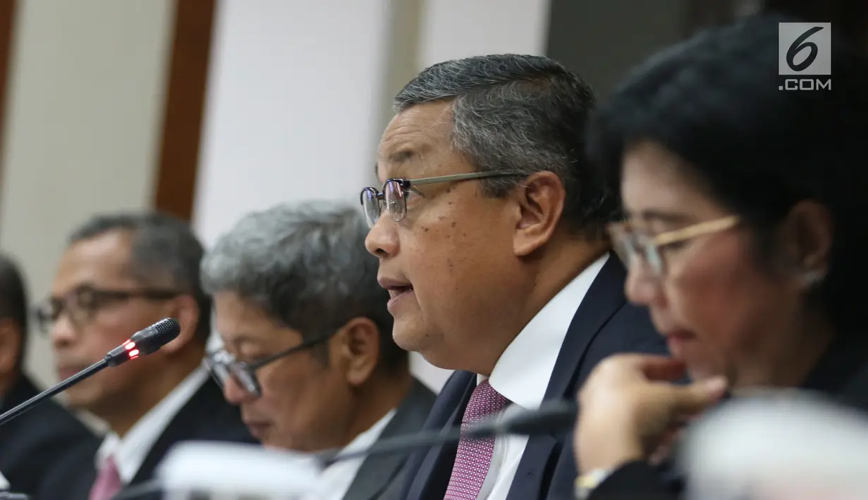 Gubernur BI Perry Warjiyo dan jajaran Dewan Gubernur memberi keterangan kepada media di Jakarta, Kamis (22/8/2019). Rapat Dewan Gubernur (RDG) BI memutuskan untuk menurunkan BI 7-day Reverse Repo Rate sebesar 25 basis poin menjadi 5,50 persen. (Liputan6.com/Angga Yuniar)