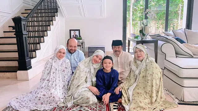 BCL dan keluarga. (Foto: Instagram @bclsinclair)