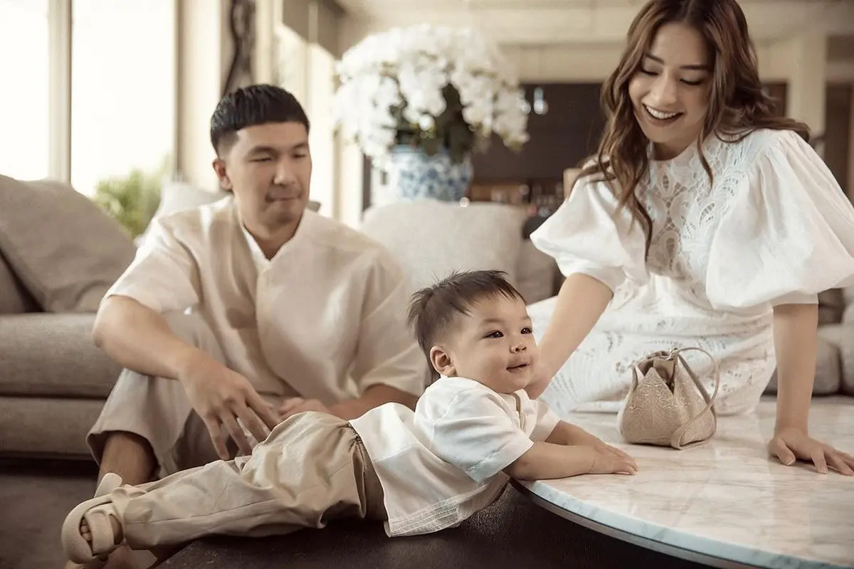 6 Inspirasi Seragam Lebaran yang Elegan dari Keluarga Nikita Willy dan Indra Priawan