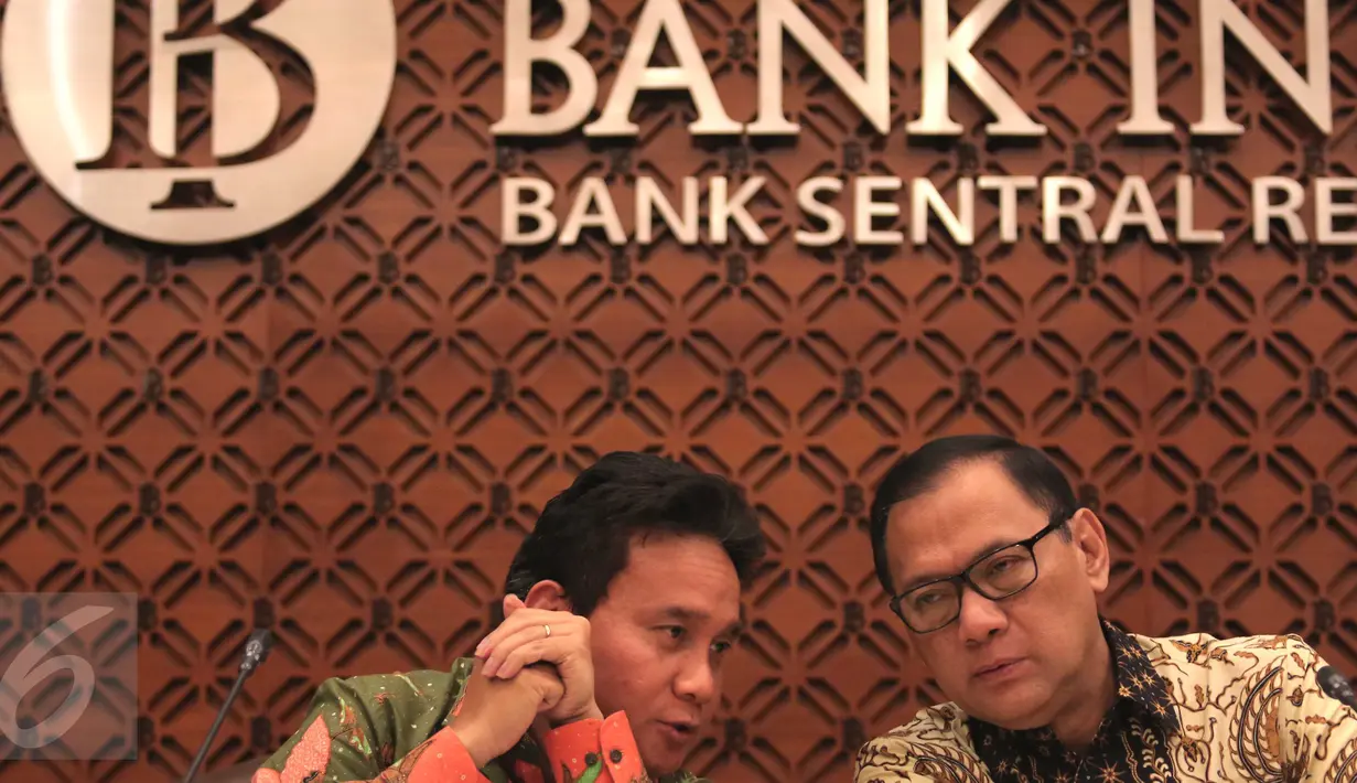 Deputi Gubernur BI Senior Mirza Adityaswara (kiri) bersama Gubernur BI Agus D.W. Martowardojo berbicang saat menggelar konferensi pers Triwulan III Bank Indonesia (BI) di Gedung BI, Jakarta, Selasa (17/11/2015). (Liputan6.com/Angga Yunia)