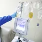 Petugas mengecek kantong berisi plasma darah dari pasien sembuh COVID-19, di Unit Donor Darah (UDD) PMI DKI Jakarta, Rabu (23/6/2021). PMI DKI mengajak para penyintas yang sembuh mendonorkan plasma darah konvalesen untuk membantu pasien COVID-19 yang dalam perawatan. (Liputan6.com/Faizal Fanani)
