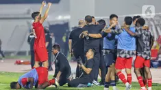 Ekspresi kegembiraan pemain, pelatih dan official timnas Indonesia U-20 usai pertandingan kualifikasi Piala Asia U-20 grup F melawan Yaman di Stadion Madya, Kompleks Gelora Bung Karno, Jakarta, Minggu (29/9/2024). (Liputan6.com/Angga Yuniar)