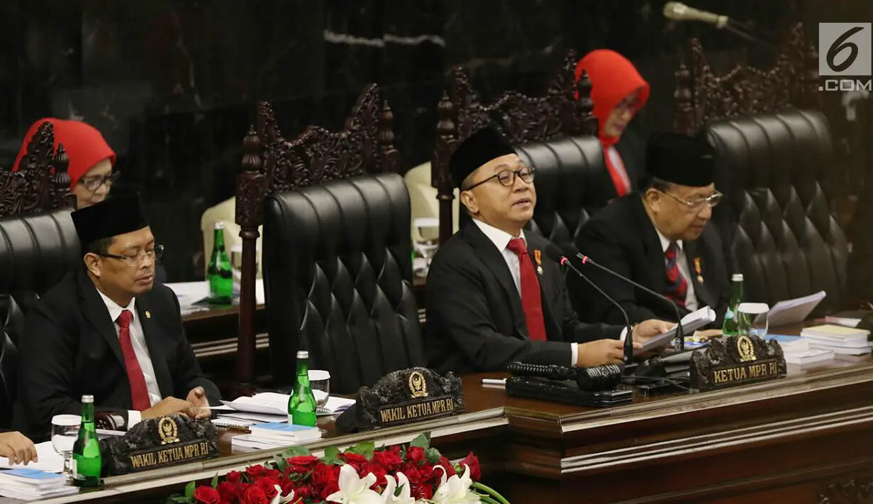 Ketua MPR Zulkifli Hasan ketika pidato dalam Sidang Tahunan MPR RI Tahun 2017 di Gedung Parlemen Senayan, Jakarta, Rabu (16/08). Ketua MPR meminta keharmonisan tetap terjalin di antara para pemikir dan pejuang kemerdekaan. (Liputan6.com/Johan Tallo)