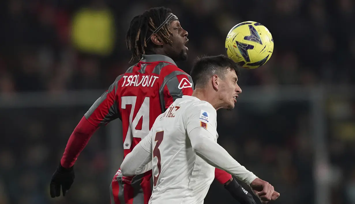 Bek AS Roma, Roger Ibanez berebut bola dengan penyerang Cremonese, Frank Tsadjout pada laga pekan 24 Serie A 2022/2023 di Giovanni Zini Stadium, Italia, pada Rabu (1/3/2023) dini hari WIB. Hasil ini membawa Cremonese naik ke posisi 19 klasemen Liga Italia dengan 12 poin. (Spada/LaPresse via AP)