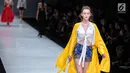 Seorang model berjalan diatas catwalk membawakan rancangan karya Paulina Katarina dalam Jakarta Fashion Week 2018 di Senayan City, Jakarta, Kamis (26/10). Rancangan ini terinspirasi dari kain tradisional khas bali. (Liputan6.com/Faizal Fanani)