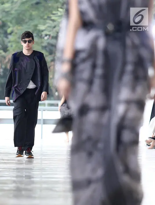 Model memeragakan busana rancangan desainer Sapto Djojokartiko di Jakarta, Kamis (20/9). Sapto memamerkan 70 busana Spring/Summer 2019 untuk merayakan 10 tahun karyanya di dunia fesyen. (Liputan6.com/Herman Zakharia)
