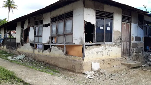 Kerusakan rumah warga pasca gempa Halmahera