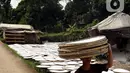 Pekerja membawa tepung aci di Sukaraja, Kabupaten Bogor, Jawa Barat, minggu (20/6/2021). Pemerintah mengklaim hasil pelaksanaan program Pemulihan Ekonomi Nasional (PEN) klaster dukungan UMKM membantu mayoritas penerima manfaat dapat bertahan selama pandemi COVID-19. (Liputan6.com/Angga Yuniar)