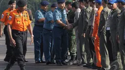 Kadispenal Laksda M Simorangkir juga turut dalam rombongan bersama Panglima TNI Jendral TNI Moeldoko, saat tiba di Lanud Iskandar Pangkalan Bun, Kalteng, Kamis (8/1/2015). (Liputan6.com/Andrian M Tunay)