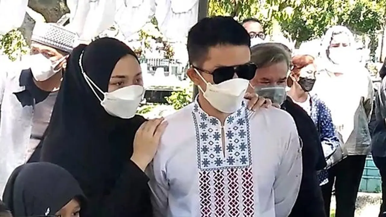 Citra Kirana bersama suaminya menghadiri pemakaman ayahnya