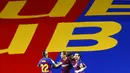 Para pemain Barcelona merayakan gol yang dicetak oleh Lionel Messi ke gawang Leganes pada laga La Liga di Stadion Camp Nou, Selasa (16/6/2020). Barcelona menang 2-0 atas Leganes. (AP Photo/Joan Montfort)