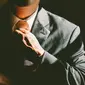 Ilustrasi seorang laki-laki sedang merapikan dasi (pixabay)