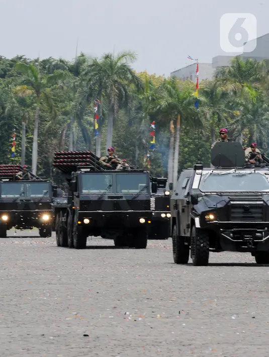 <p>Sedangkan kekuatan untuk Defile Pasukan dan Alutsista terdiri dari 1 Yon Drumband gabungan Taruna Akademi TNI, Kelompok Panji-Panji, 1 Brigade Gabungan (1 Yon POM, 1 Yon Wan TNI dan 1 Yon Taruna Akademi TNI), 1 Brigade TNI, 1 Brigade TNI AD 1 Brigade TNI AL, 1 Brigade TNI AU, 1 Yon Gabungan Komcad dan Komduk, 1 Kompi Pasukan Teatical dan pok Pers Veteran (naik kendaraan). (merdeka.com/Imam Buhori)</p>