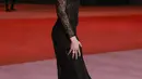 Dua Lipa menarik perhatian saat mengenakan gaun berenda tipis di acara bertabur bintang tersebut. (Michael TRAN / AFP)