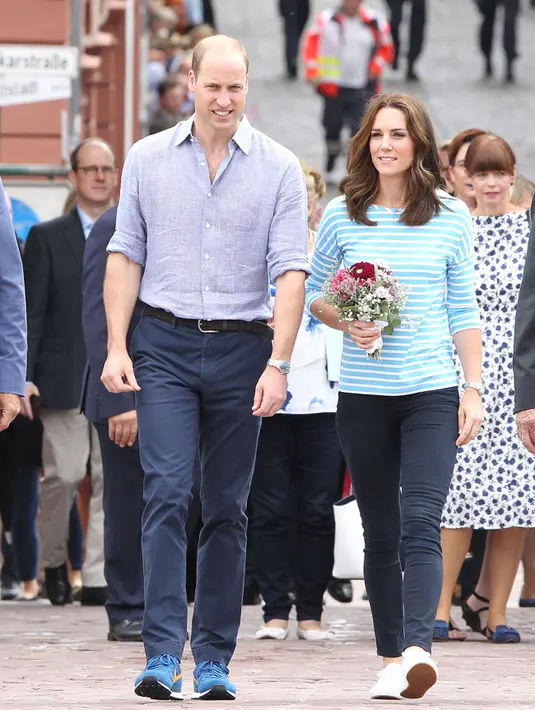 Selanjutnya, Kate terlihat sedang mendampingi sang suami, Pageran William menghadiri sebuah acara. Tampilan Kate begitu kasual dengan celana hitam, blouse garis-garis dan tak lupa sneakers putihnya. (Foto: AFP)