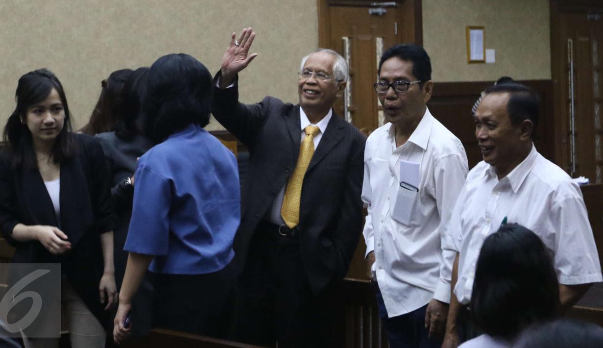 Terpidana suap hakim Pengadilan Tata Usaha Negara Medan Otto Cornelis Kaligis menyapa kenalannya di sela-sela sidang Peninjauan Kembali (PK) di Pengadilan Negeri Jakarta Pusat, Jakarta, Senin (13/3). (Liputan6.com/Helmi Afandi)