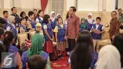 Presiden Joko Widodo menyambut wartawan cilik  di Istana Negara, Jakarta, Selasa (20/10/2015). Hasil wawancara tersebut akan dibukukan dan dibagikan gratis ke seluruh sekolah dasar di Indonesia. (Liputan6.com/Faizal Fanani)