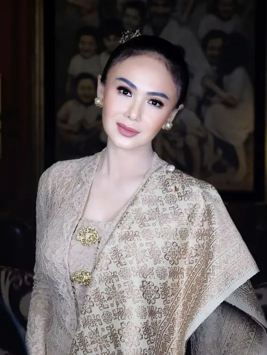 <p>Yuni Shara pakai kebaya [Instagram/yunishara36]</p>