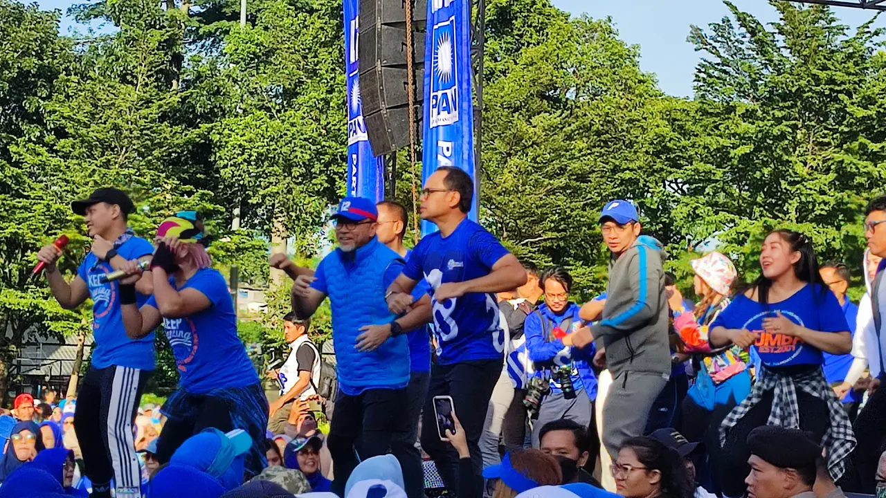 Ketua Umum Partai Amanat Nasional (PAN) Zulkifli Hasan melakukan goyang zumba bersama ribuan warga Kota Bogor di Lapangan Sempur, Sabtu (14/1/2023) pagi.