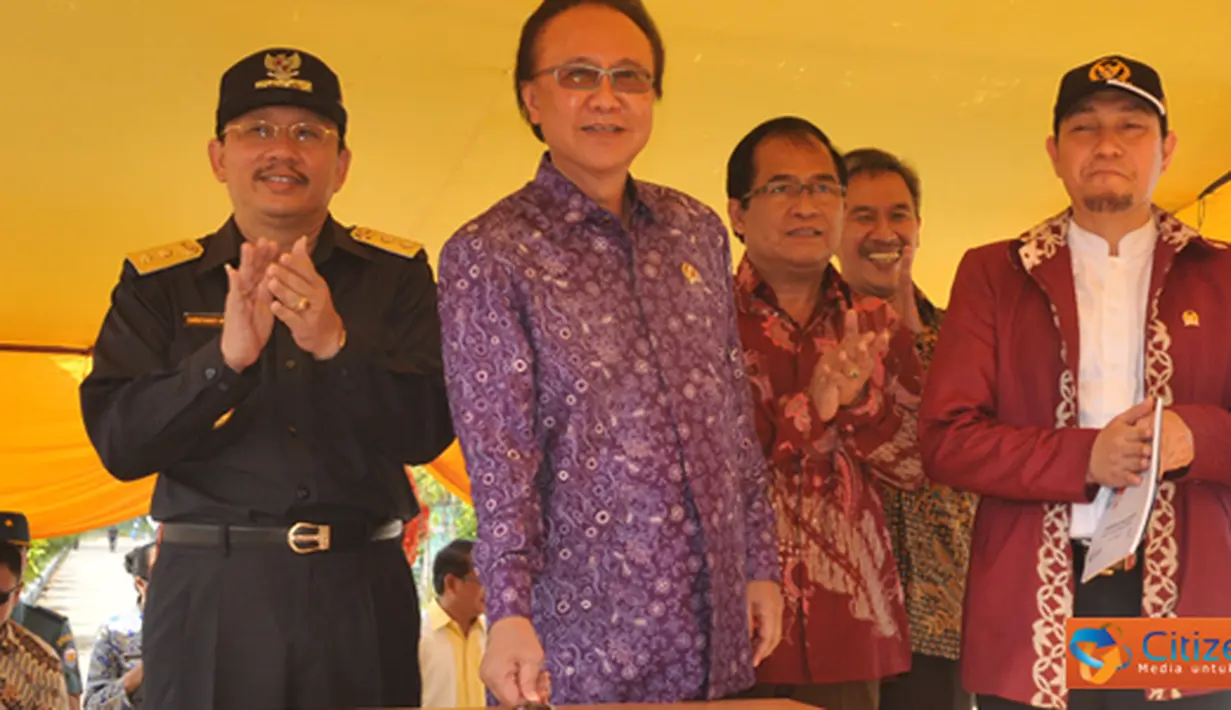 Citizen6, Kalbar: MKP Sharif C Sutardjo menekan tombol peresmian Stasiun Pengawas PSDKP didampingi Wakil Gubernur Kalimanatan Barat dan Dirjen PSDKP. (Pengirim: Efrimal Bahri)
