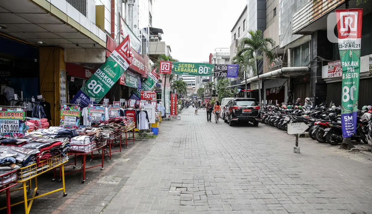 Suasana tenant-tenant yang ada di Pasar Baru, Jakarta, Rabu (5/4/2021). Memasuki minggu terakhir bulan Ramadhan 2021, Pasar Baru tampak sepi pengunjung. (Liputan6.com/Faizal Fanani)