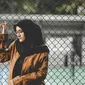 Terakhir, bahan pada hijab yang dikenakan juga mempengaruhi bentuk hijab (Foto: Unsplash.com/kilarov zaneit)