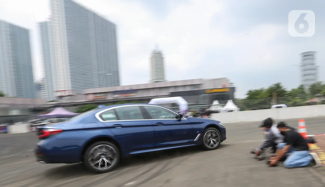 Mobil New BMW 520i M Sport saat mencoba sirkuit pada acara BMW Test Day di Karawaci, Tangerang, Sabtu (10/04/2021). Sedangkan BMW 530i Opulence hadir dengan velg aloi ringan 19 inci W-spoke style 663 Bicolour dengan ban campuran desain Bicolour Ferric Grey. (Liputan6.com/Fery Pradolo)