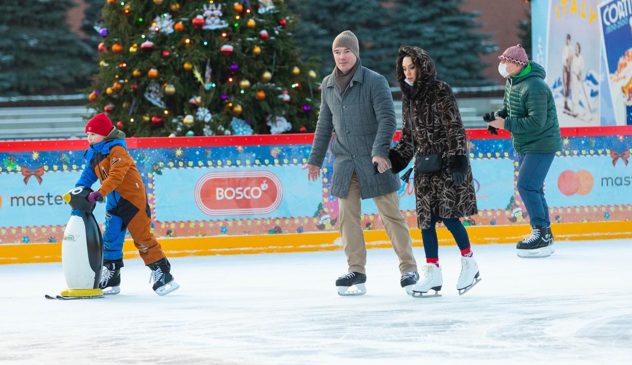 Orang-orang bermain skating di gelanggang es GUM di Lapangan Merah di Moskow, Rusia (2/12/2020). Gelanggang es di Lapangan Merah tersebut akan dibuka untuk umum hingga 1 Maret 2021. (Xinhua/Bai Xueqi)