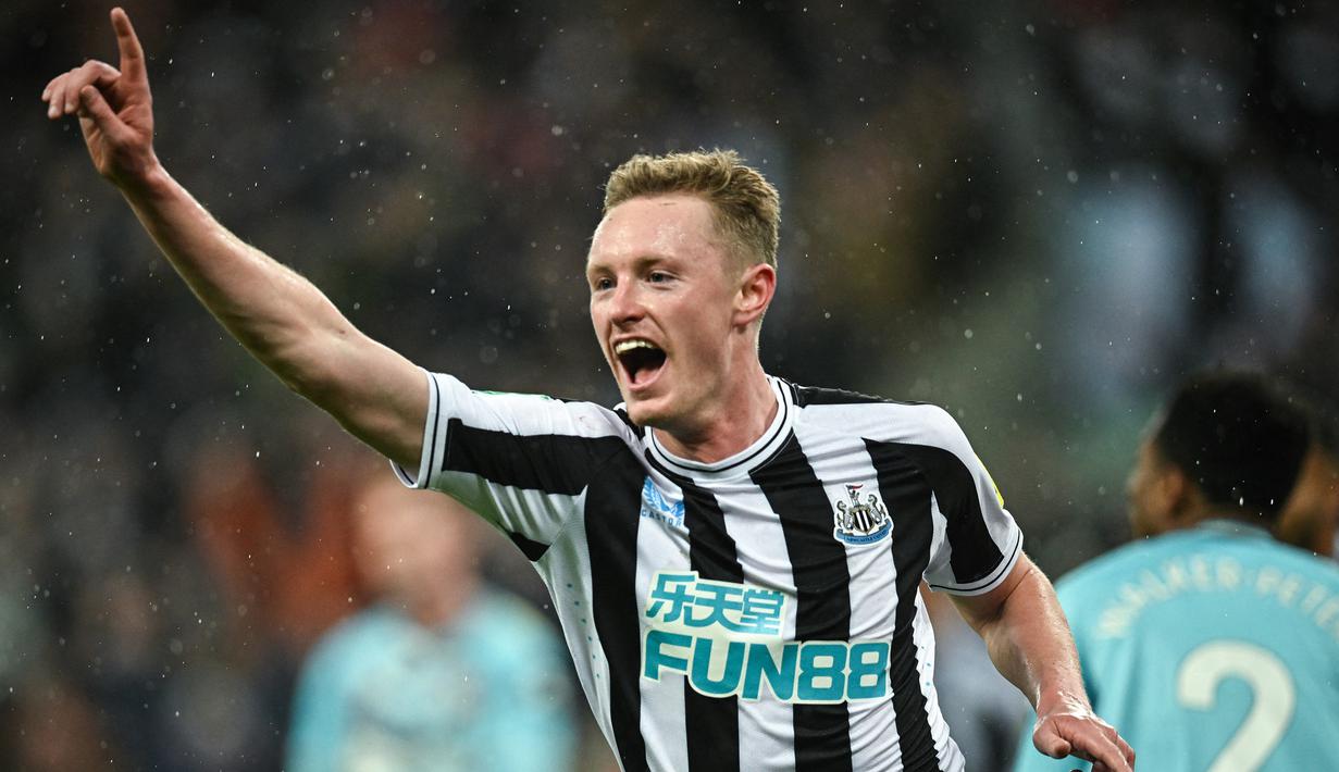 Selebrasi gelandang Newcastle United, Sean Longstaff setelah mencetak gol ke gawang Southampton dalam laga semifinal Piala Liga Inggris 2022/2023 di St James' Park, Newcastle (31/1/2023). Pemain berusia 25 tahun yang dipromosikan dari tim U-23 pada tengah musim 2018/2019 ini menjadi pemain Inggris dengan nilai pasar tertinggi ketiga dalam skuad Newcastle United musim 2022/2023. Ia saat ini berbanderol 22 juta euro atau setara Rp358 miliar. (AFP/Paul Ellis)