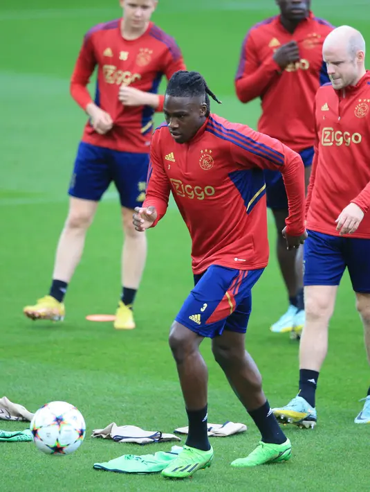 Bek Ajax Calvin Bassey mengambil bagian dalam sesi latihan di Stadion Anfield di Liverpool, 12 September 2022. Diketahui pelaksanaan Liga Champions 2022/2023 akan tetap digelar, meski seluruh klub dari Liga Inggris tengah berkabung atas wafatnya Ratu Elizabeth II. (Lindsey Parnaby / AFP)