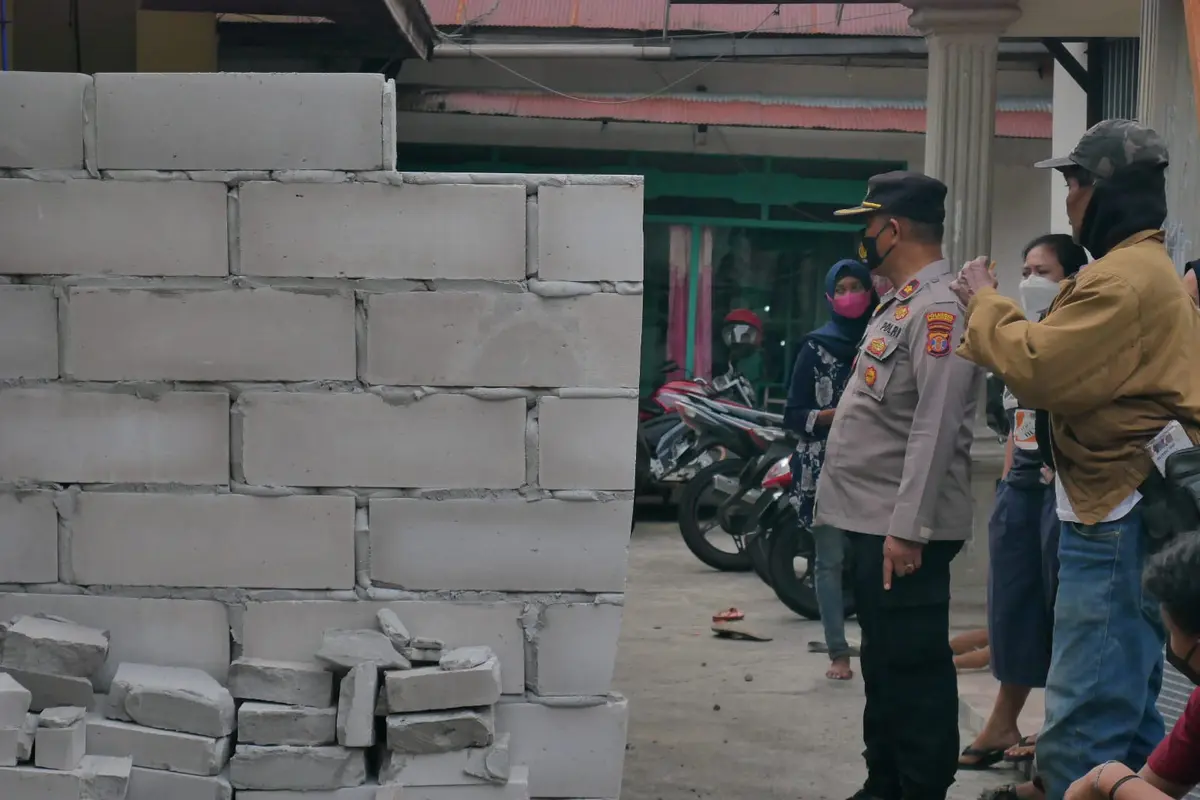 Akses jalan pemukiman akhirnya dibongkar