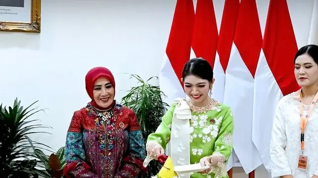 Gaya Selvi Ananda saat Pelantikan Dekranasda. [@rampainusantara_official]