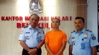 Kantor Imigrasi Bengkulu melakukan deportasi seorang WNA asal Tiongkok bernama Tan Xun Qi (28) karena melakukan pelanggaran izin kunjungan wisata (Liputan6.com/Yuliardi Hardjo)