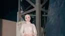 Cantiknya bak dewi Cut Syifa mengenakan ress berjaring bernuansa emas dengan inner putih dan hijab polos yang serasi. [Foto: Instagram/cutsyifaa]