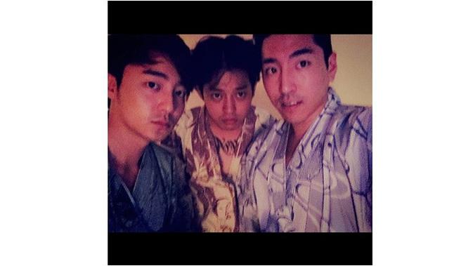Kedekatan Roy Kim dan Jung Joon Young (Sumber: Instagram/roykimmusic)