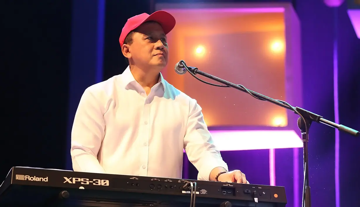 "Elek Yo Band dibentuk 30 tahun lalu tapi baru manggung dua kali," ujar Teten Masduki, Koordinator Staf Khusus Presiden RI dengan penuh canda. Ia kemudian memperkenalkan personil Elek Yo Band satu per satu. (Bambang E Ros/Bintang.com)