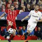 Aksi pemain Bayern, Javi Martinez (tengah) berusaha melewati adangan dua pemain Sevilla pada leg pertama Liga Champions di Sanchez Pizjuan stadium, Seville, (3/4/2018) waktu setempat. Beyern menang 2-1. (AP/Miguel Morenatti)