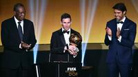 Striker Barcelona asal Argentina, Lionel Messi (tengah), meraih penghargaan FIFA Ballon d'Or 2015 di Kongresshaus, Zurich, Selasa (12/1/2016) dini hari WIB. (AFP/Fabrice Coffrini)