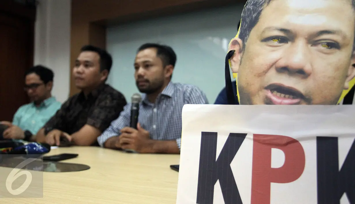 Sejumlah tokoh LSM memberikan keterangan kepada awak media terkait pelaporan di Jakarta, Rabu (3/5). ICW meminta agar segera memproses Fahri Hamzah karena dianggap menghalangi proses penyidikan kasus dugaan korupsi e-KTP. (Liputan6.com/Johan Tallo)  