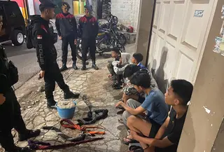Satuan Samapta Polres Garut, Jawa Barat berhasil mengamankan belasan pemuda yang berencana melakukan aksi perang sarung menjelang sahur di bilangan jalan Ahmad Yani, Garut. (Liputan6.com/Jayadi Supriadin)